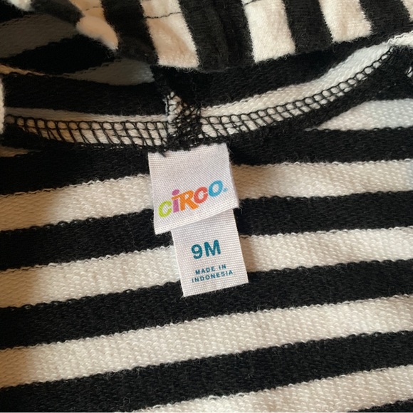 3/$12 Black and White Striped Zip Up Jacket 9 Months - Picture 5 of 5